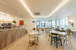 테라조와 우드가 어우러진 모던 브런치 카페 인테리어